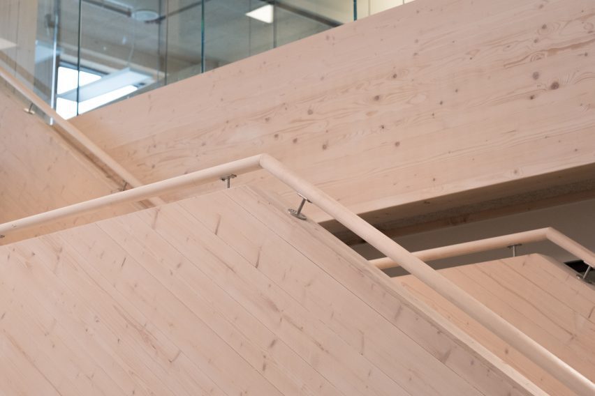 Green timber clad office in Norway by Oslotre