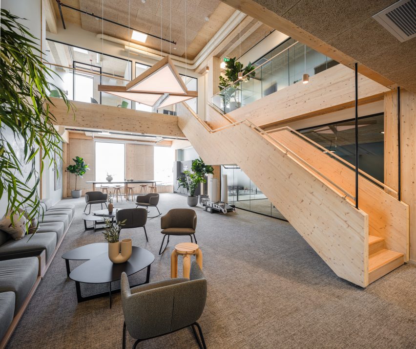 Green timber clad office in Norway by Oslotre