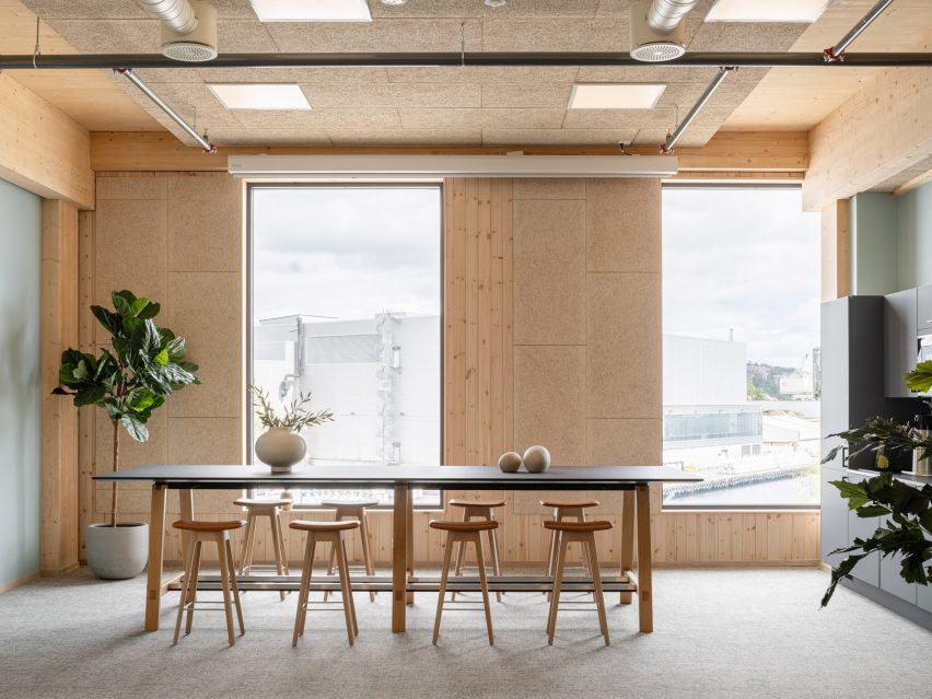 Green timber clad office in Norway by Oslotre