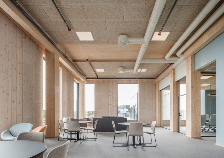 Green timber clad office in Norway by Oslotre