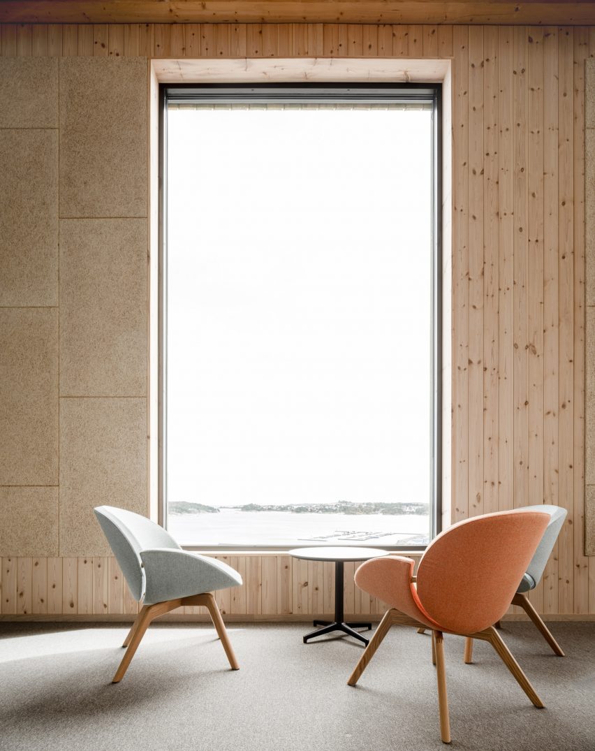 Green timber clad office in Norway by Oslotre