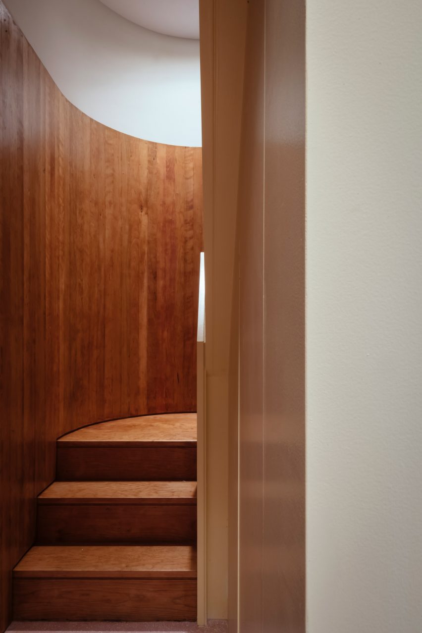 the stiarcase echoes the semi circular motif throughout the scheme