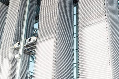Vertical trays of large kilns