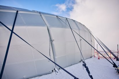 Stabilising fibres screwed into the ice at the Ski Start House by Ingenhoven Architects