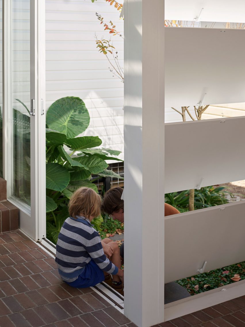 Courtyard garden at Hopscotch House by John Ellway Architect