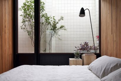 White tiled wall by La Base Studio