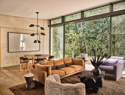 Breakfast rooms with dining table and sitting area
