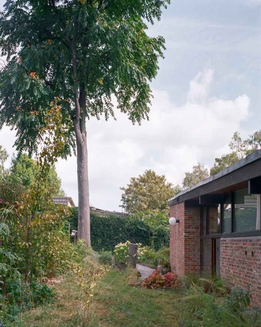 Refurbished 1960s brick home by Mamout