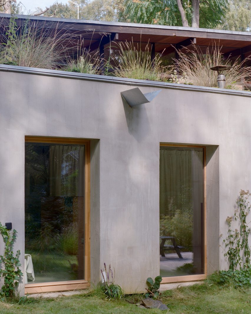 Concrete home extension by Mamout