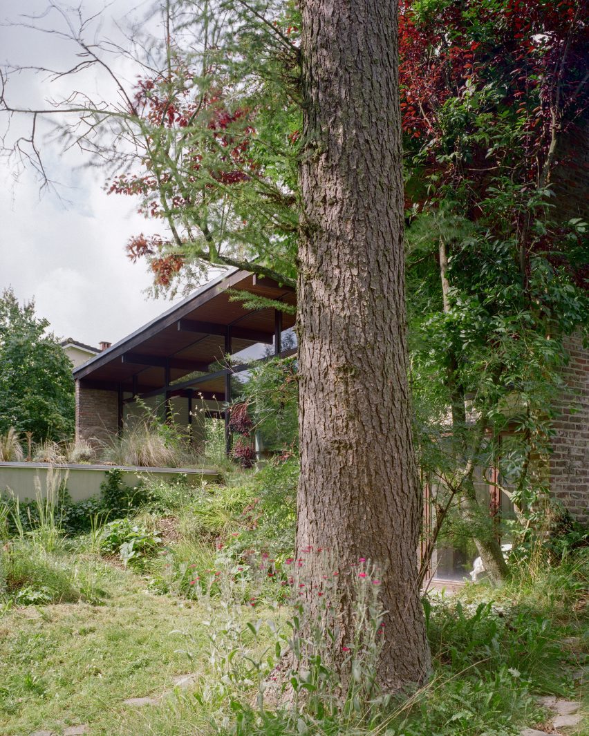 Refurbished 1960s brick home by Mamout
