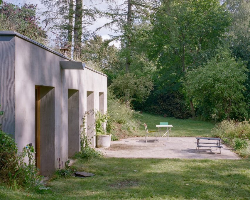Concrete one-storey home extension by Mamout