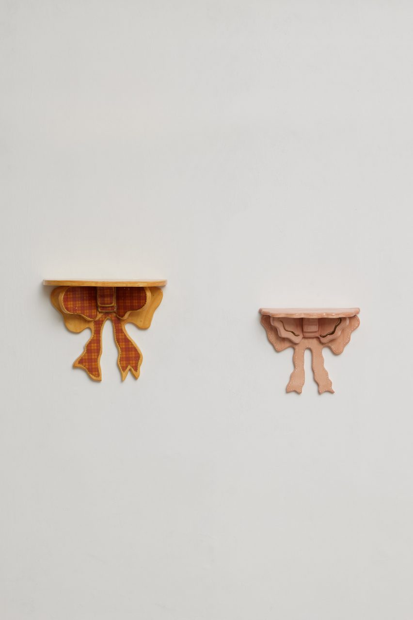 Bow shelves made of ceramic
