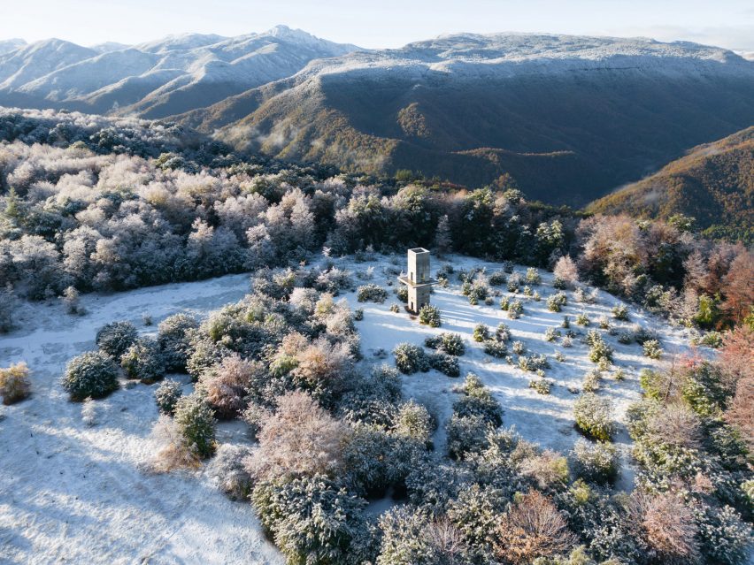 Lama lookout tower is a Pezo von Ellrichshausen pavilion in Chilean landscape
