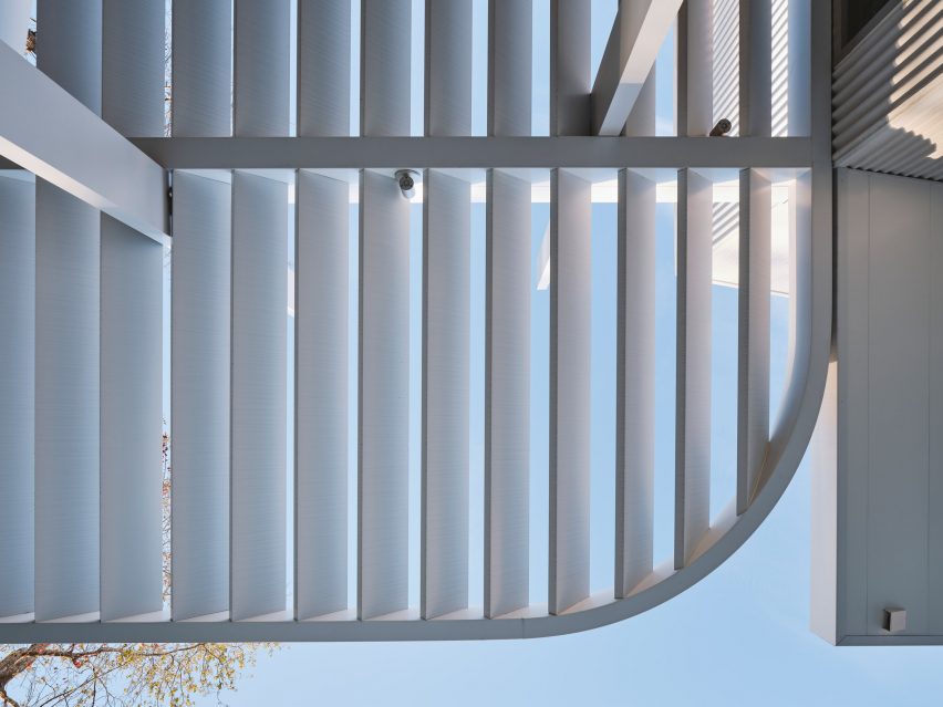 Overhanging trellis