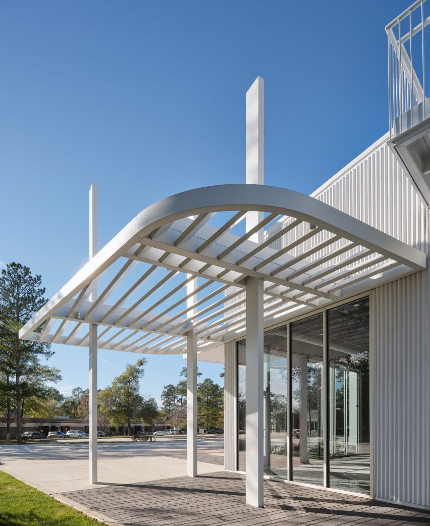 A curved trellis