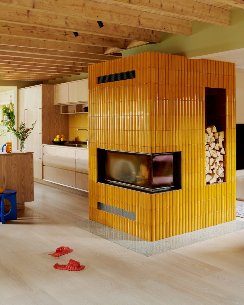 Fireplace with yellow tiles by Familien Kvistad