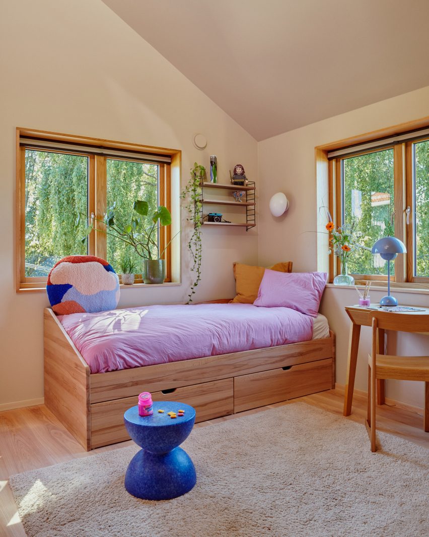Children's bedroom in Yellow House in the Apple Garden