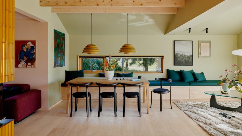 Dinng room with yellow pendants in Yellow House in the Apple Garden