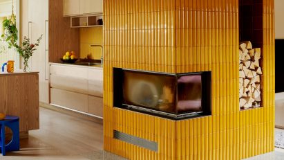 Fireplace with yellow tiles by Familien Kvistad