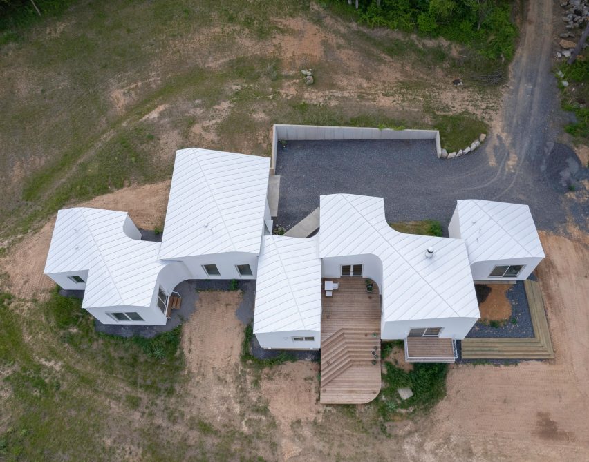 A long horizontal home made of various volumes