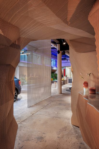 Cave-line space inside Lynk & co