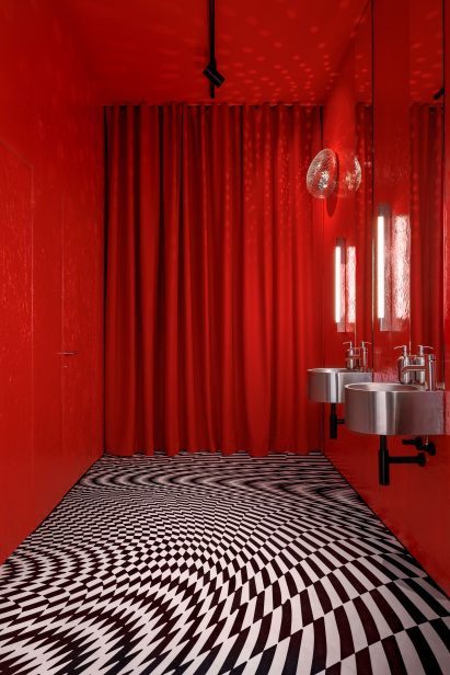 Op-art bathroom in Lynk & Co showroom