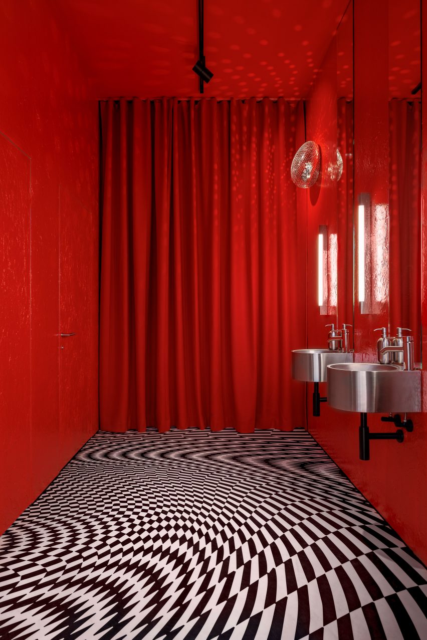 Op-art bathroom in Lynk & Co showroom
