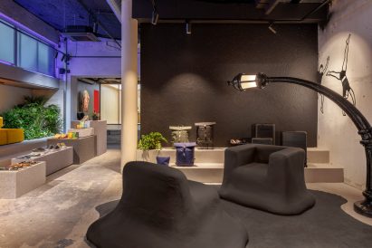 "Melting" lamp in Lynk & Co car showroom