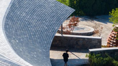 Swooping roof of the Dapi Mountain Restaurant by Galazy Arch