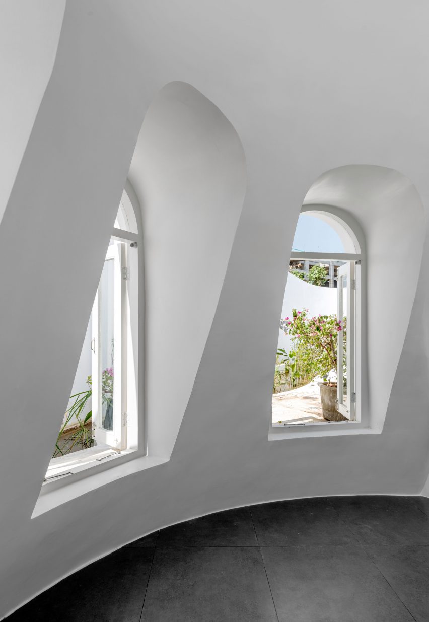 Ferrocement workplace by The Grid Architects