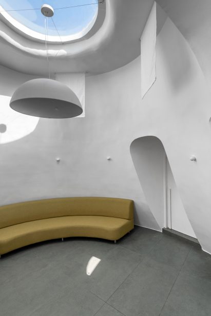 Tapered room and skylight within the Ferrocement workplace by The Grid Architects