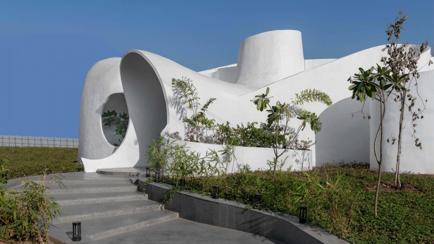 Ferrocement workplace by The Grid Architects