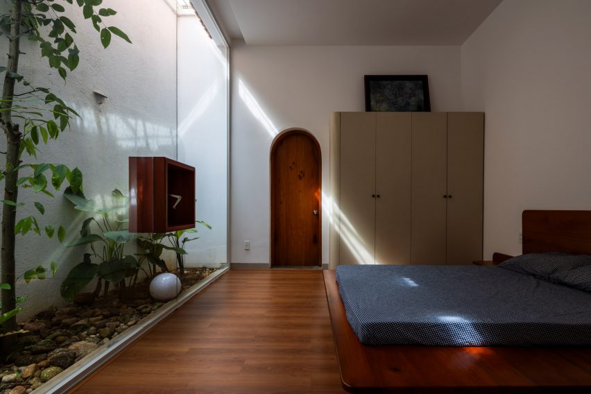 Bedroom with an outdoor courtyard at Tile House by The Bloom Architects