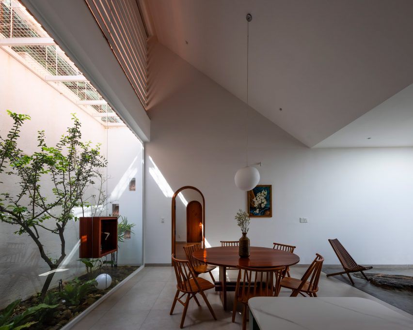Dining room with an outdoor courtyard at Tile House by The Bloom Architects