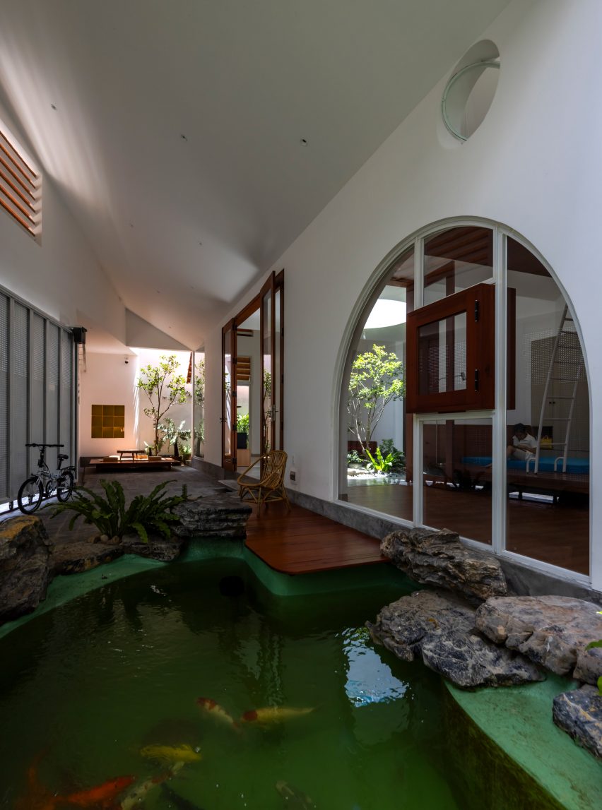 Entryway with a pond at Tile House by The Bloom Architects