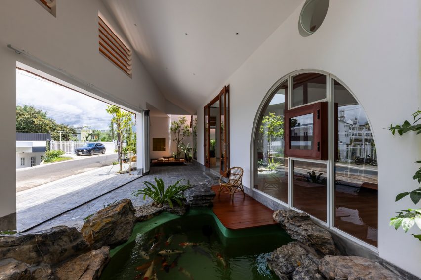 Entryway with semicircular window at Tile House by The Bloom Architects