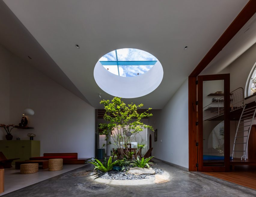 Living room with an oculus over a planted tree