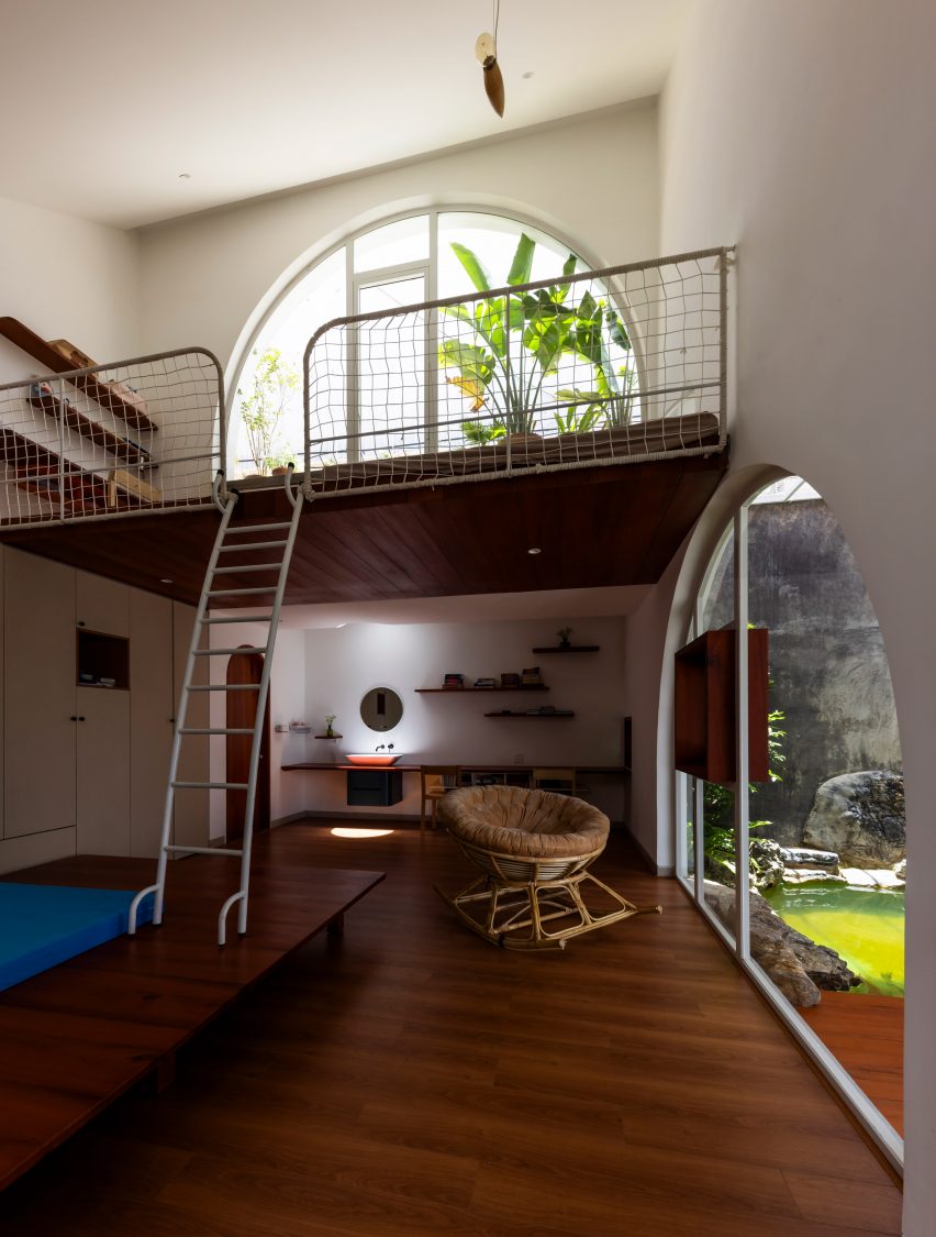 Mezzanine bedroom with a semicircular window