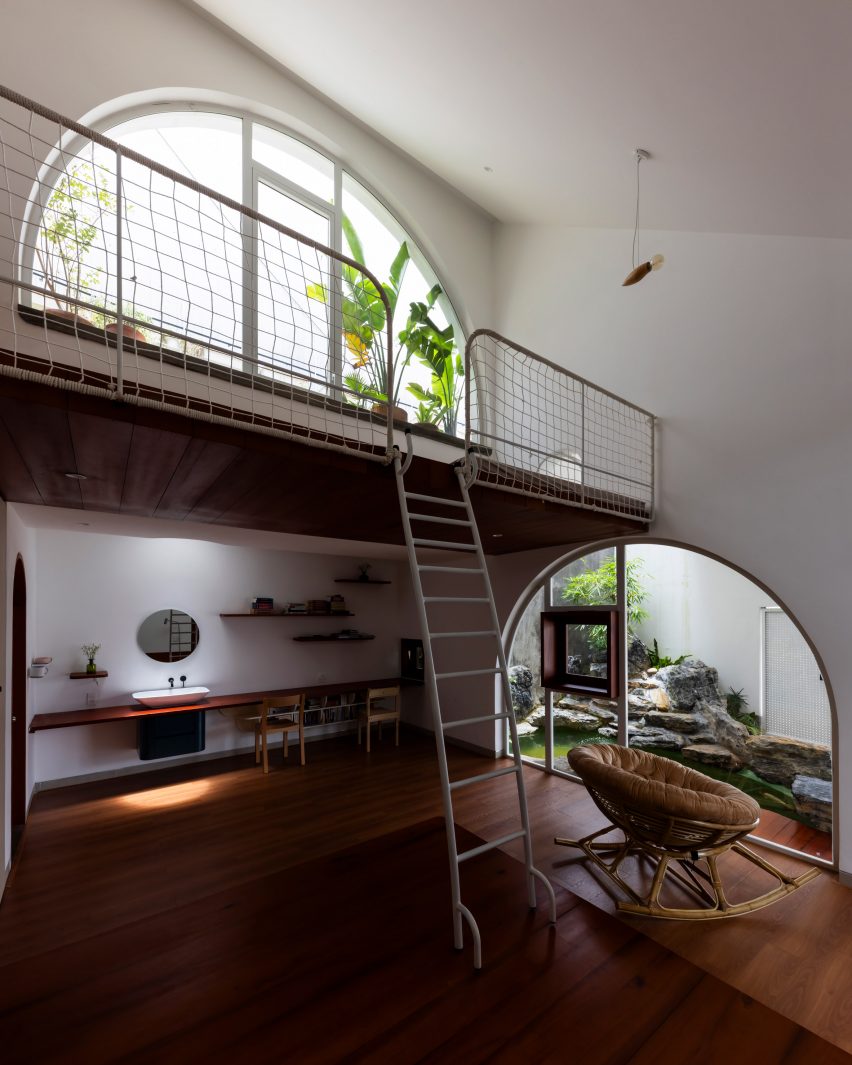 Mezzanine bedroom with a semicircular window