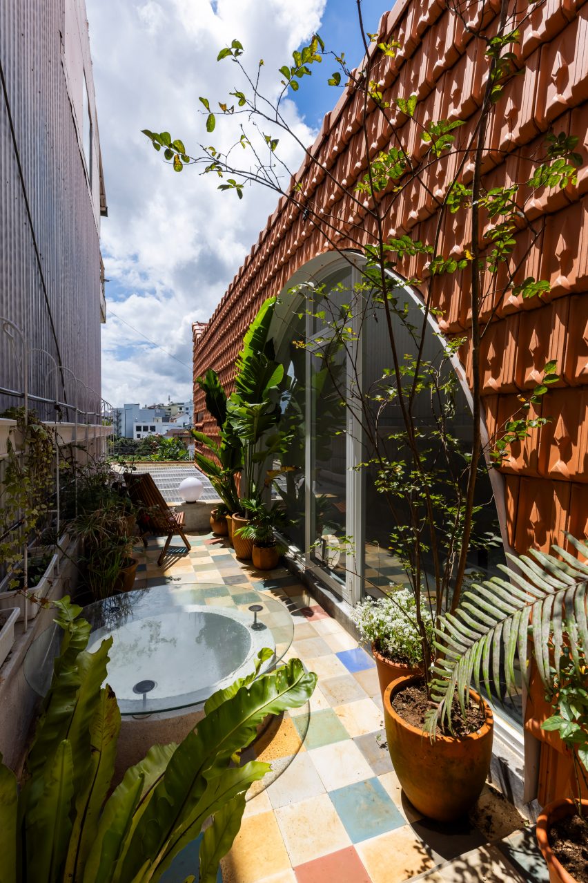 Outdoor courtyard space at Tile House by The Bloom Architects