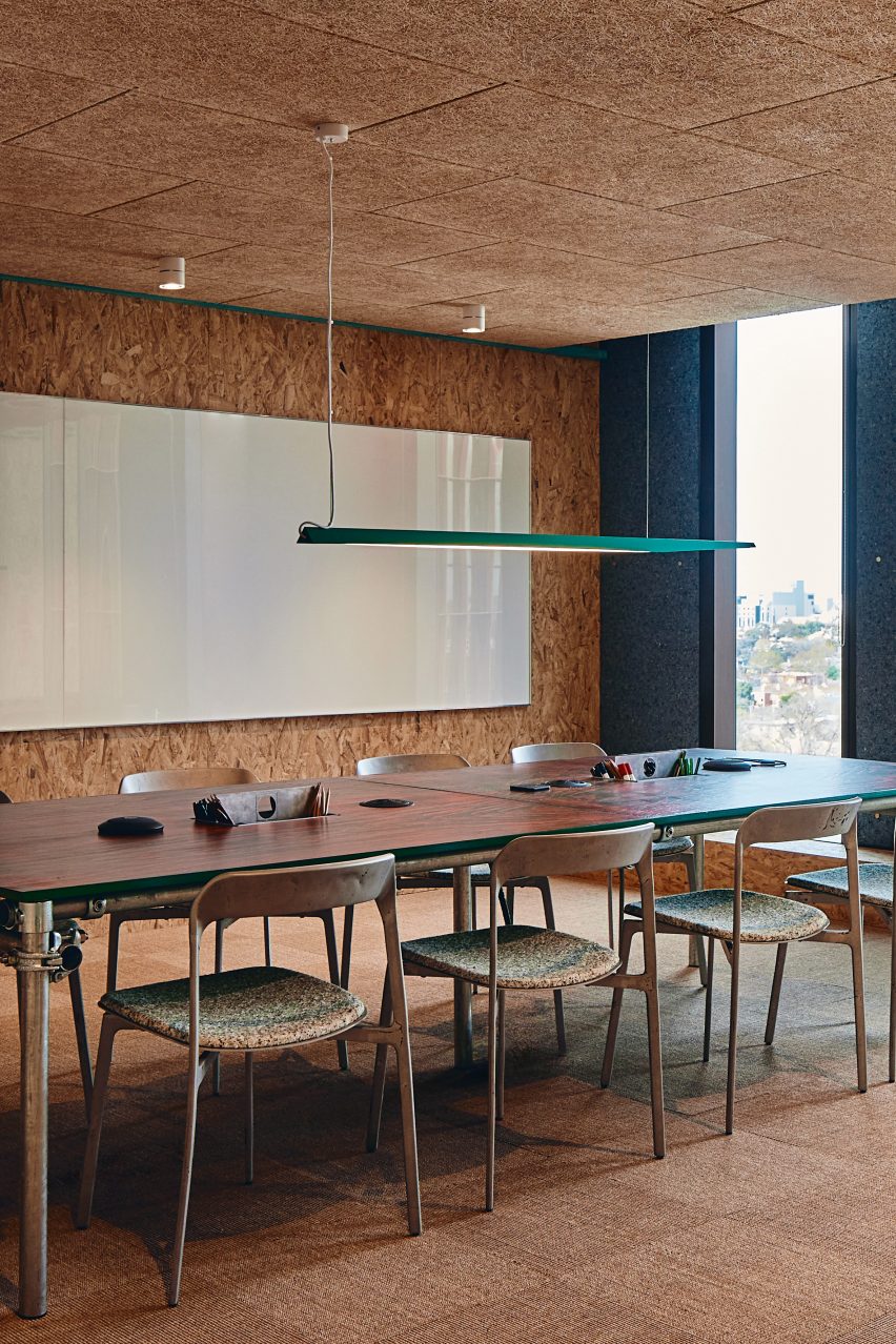 Two-tone table and aluminium chairs