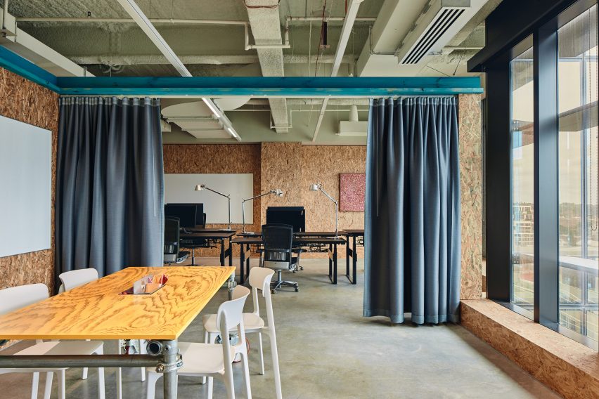 Curtains form flexible partition