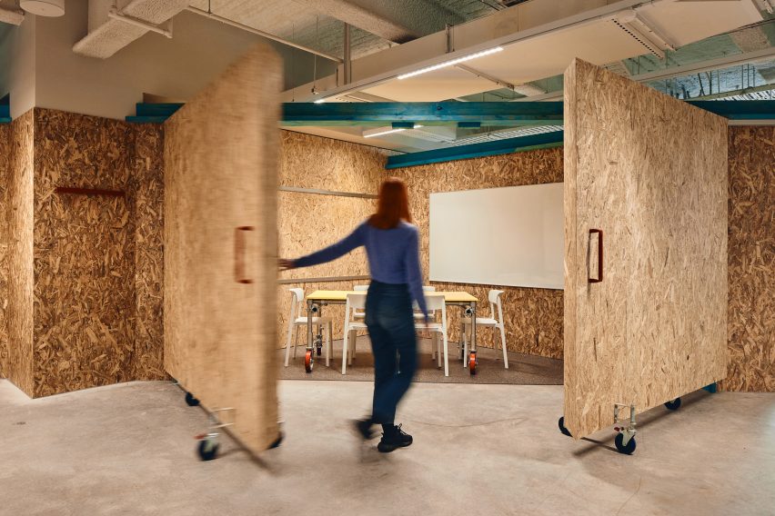 Mobile partitions on castors