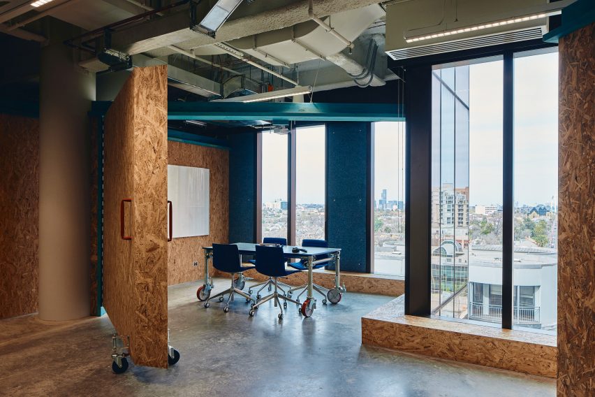 Meeting space with adjustable wall partition in Today Design office by Studio Edwards