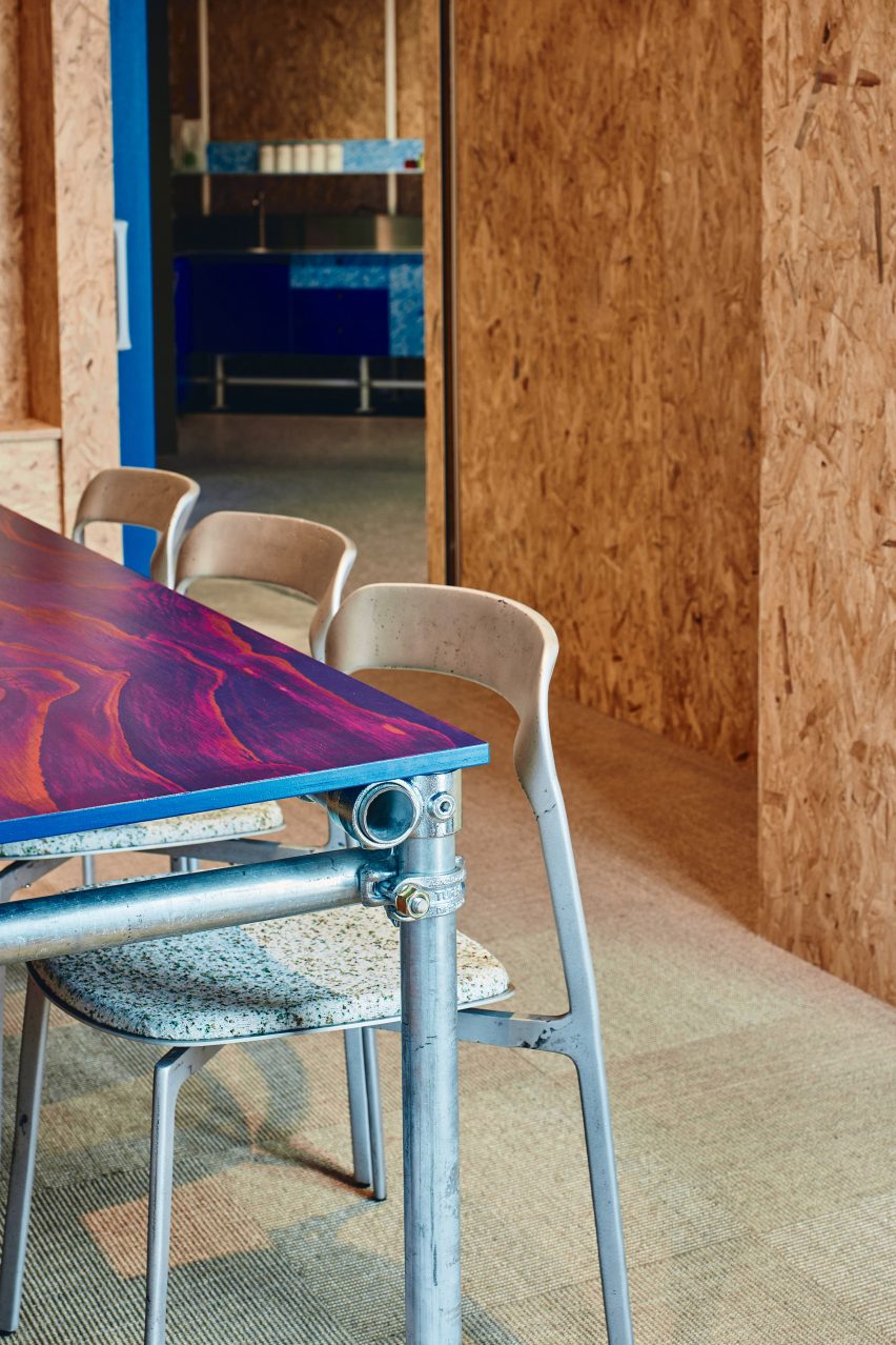Two-tone table and aluminium chairs