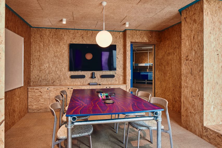 Two-tone table and aluminium chairs
