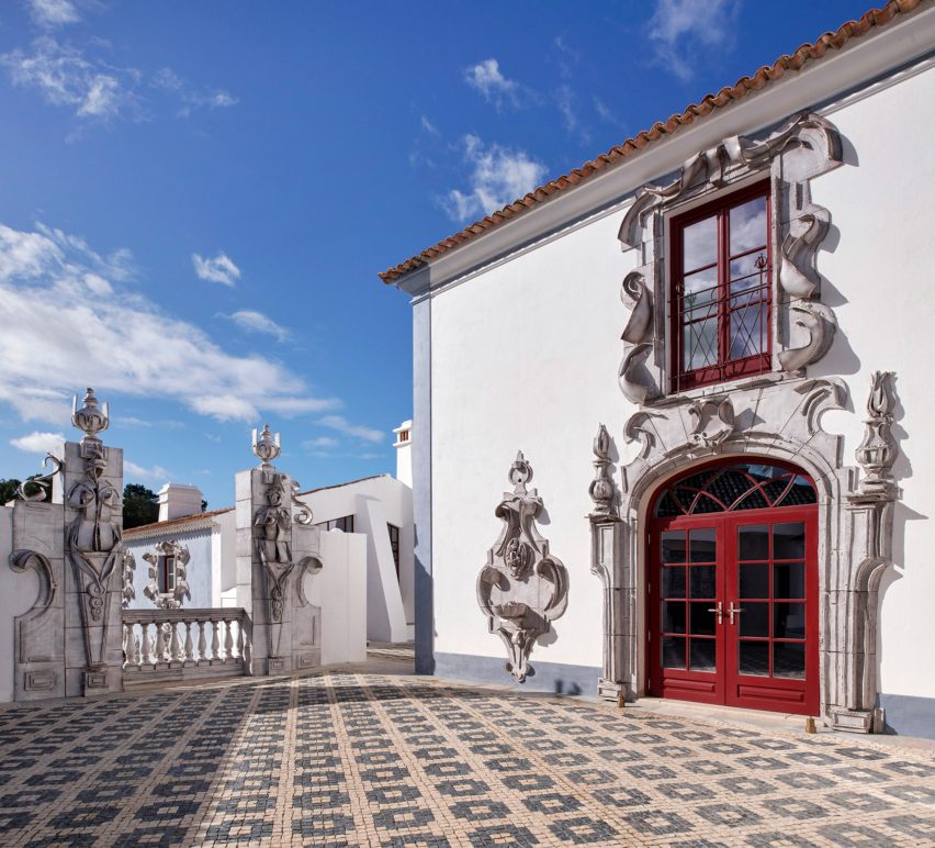 Italian artist Giuseppe Ducrot designed ceramic elements for the internal facades