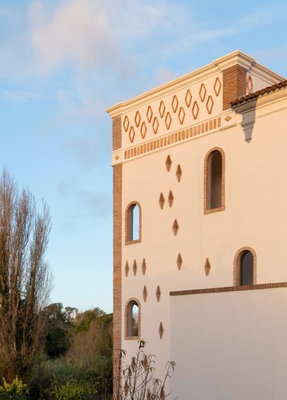 Tower with diamond fenestration