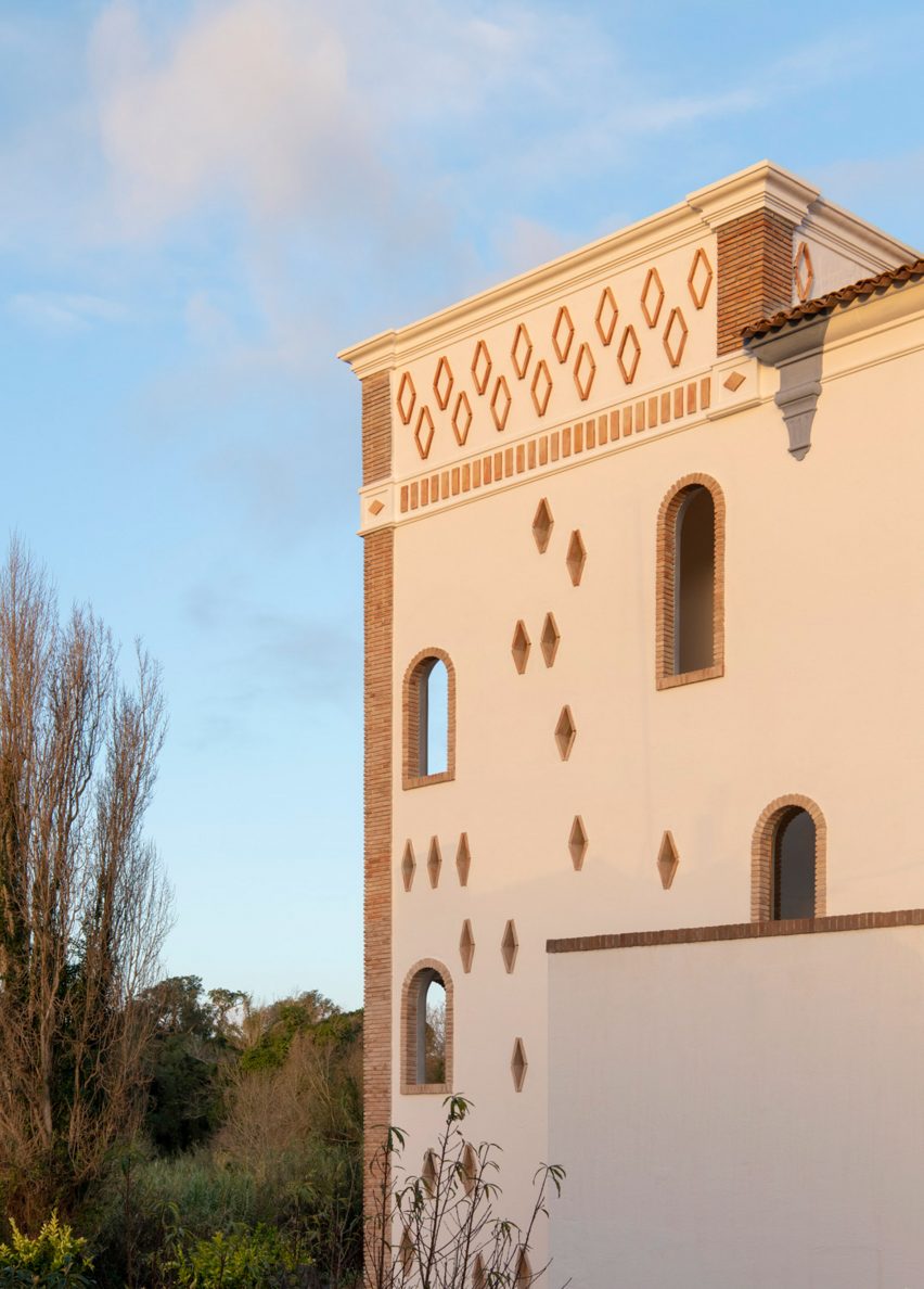 Tower with diamond fenestration
