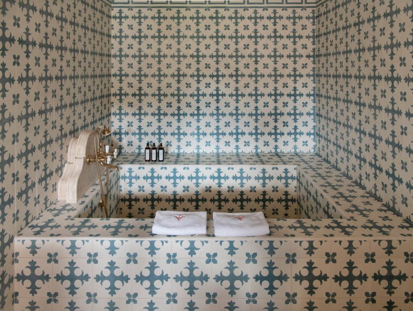 Fully tiled bath tub